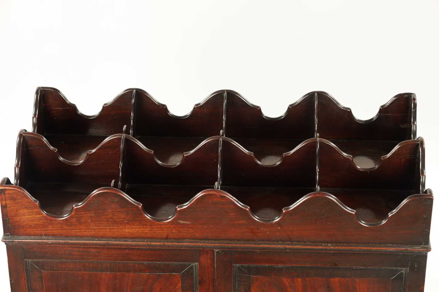 AN EARLY GEORGE III FIGURED MAHOGANY BUTLER’S CELLARETTE - Image 3 of 6