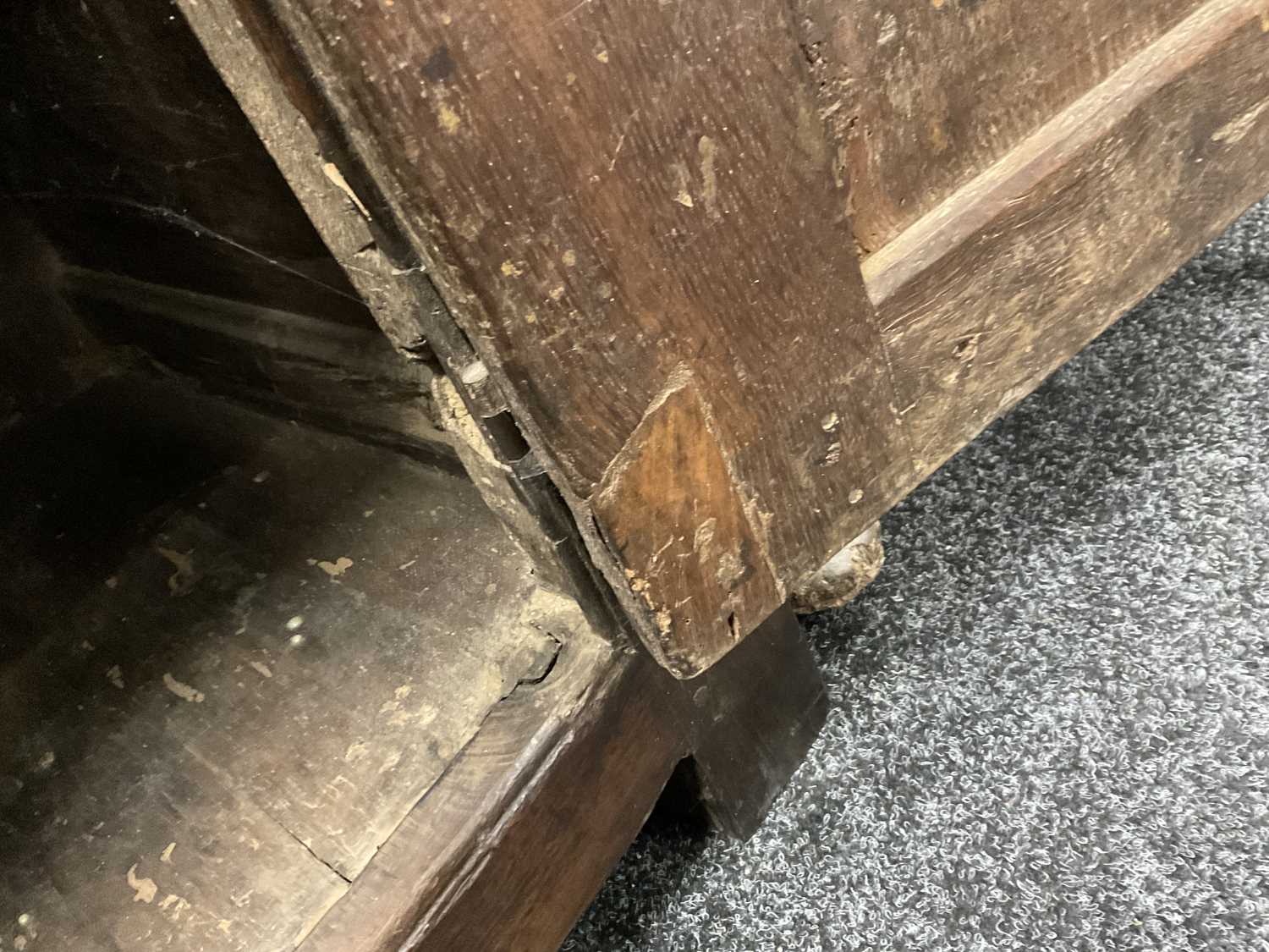 AN EARLY 18TH CENTURY OAK POSTED CANOPY DRESSER - Image 18 of 26