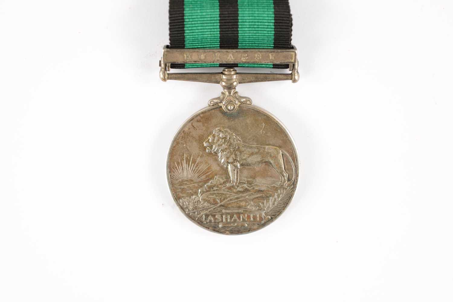 AN ASHANTI MEDAL 1900 WITH CLASP - Image 2 of 5