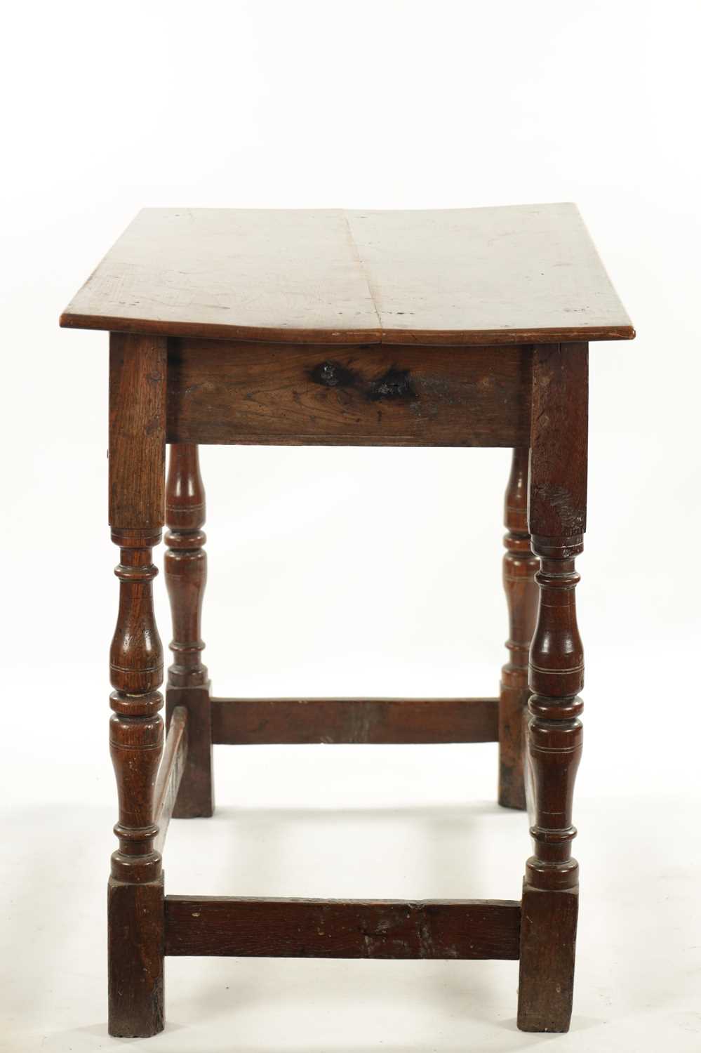 A LATE 17TH CENTURY ELM SIDE TABLE - Image 7 of 8
