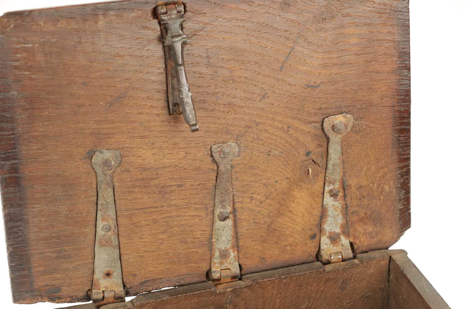 A GOOD 17TH CENTURY UNUSUALLY SMALL OAK BIBLE BOX OF FINE COLOUR AND PATINA - Image 8 of 10