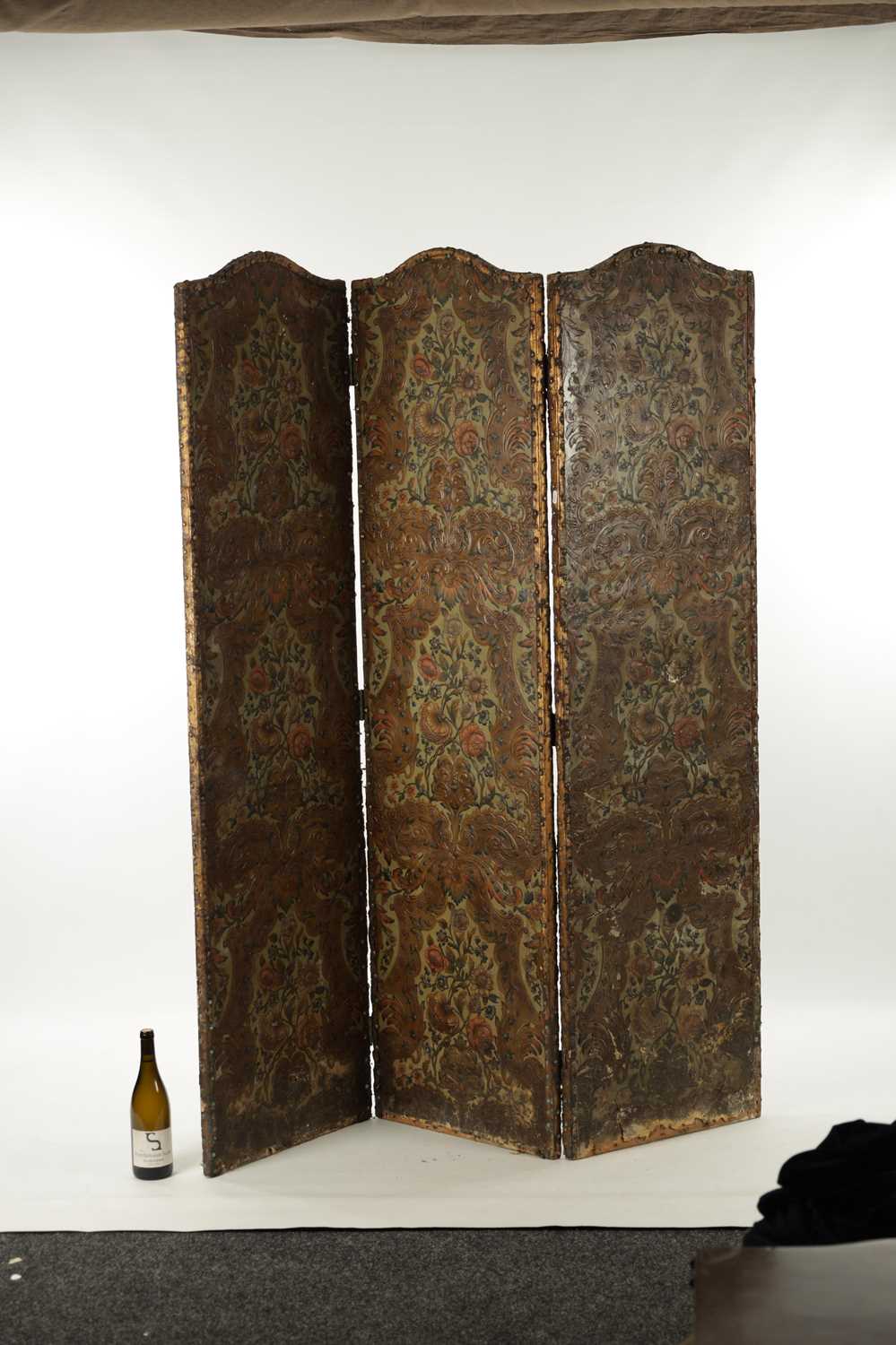 A 19TH CENTURY EMBOSSED LEATHER FOLDING SCREEN - Image 2 of 18