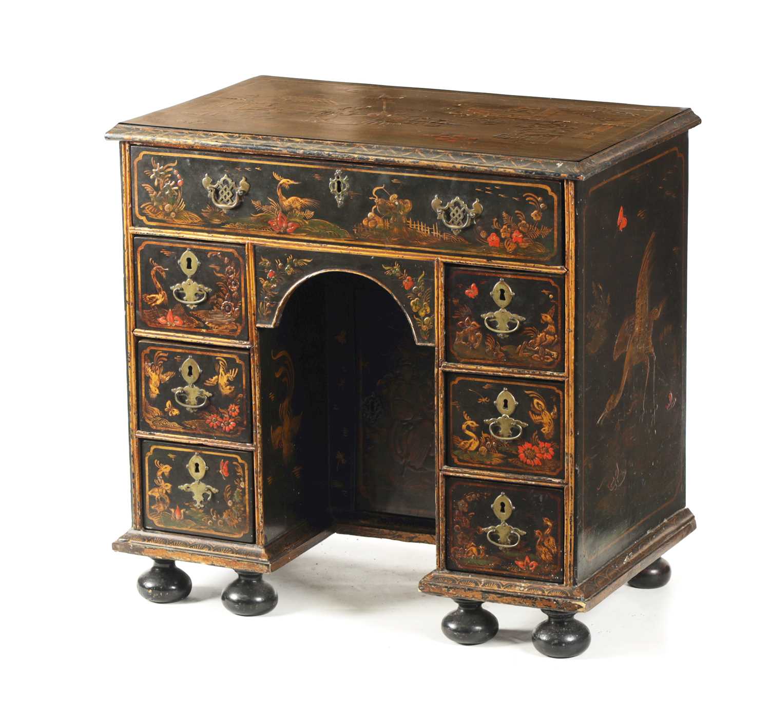 A GOOD QUEEN ANNE CHINOISERIE DECORATED LACQUER WORK KNEEHOLE DESK