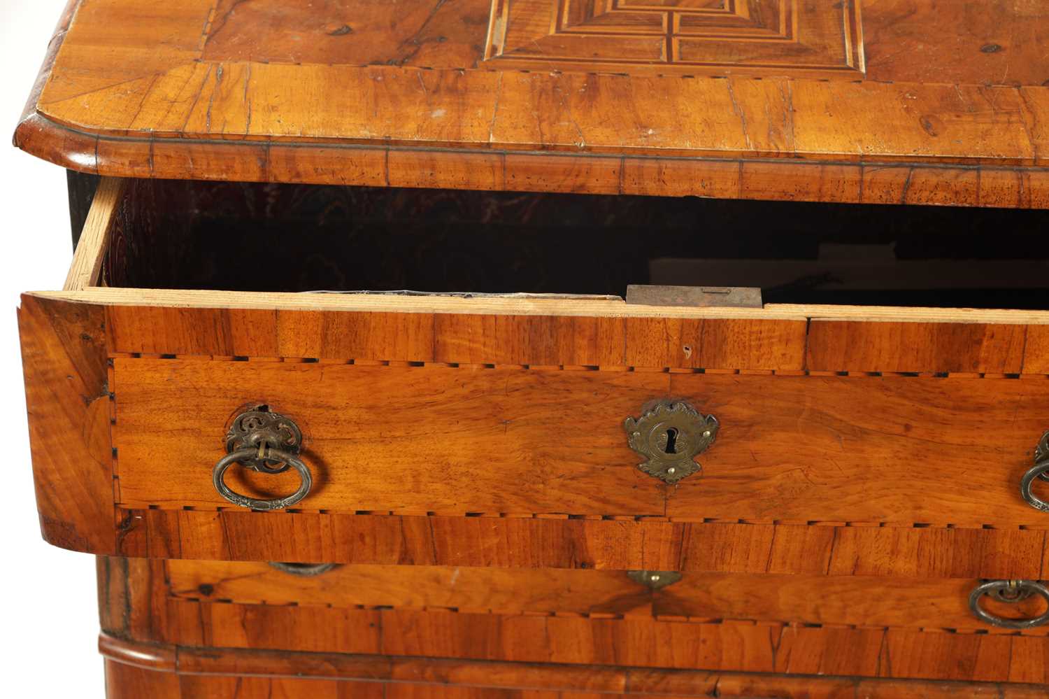 AN EARLY 18TH CENTURY ITALIAN OLIVE WOOD AND WALNUT CHEST OF DRAWERS - Image 7 of 8