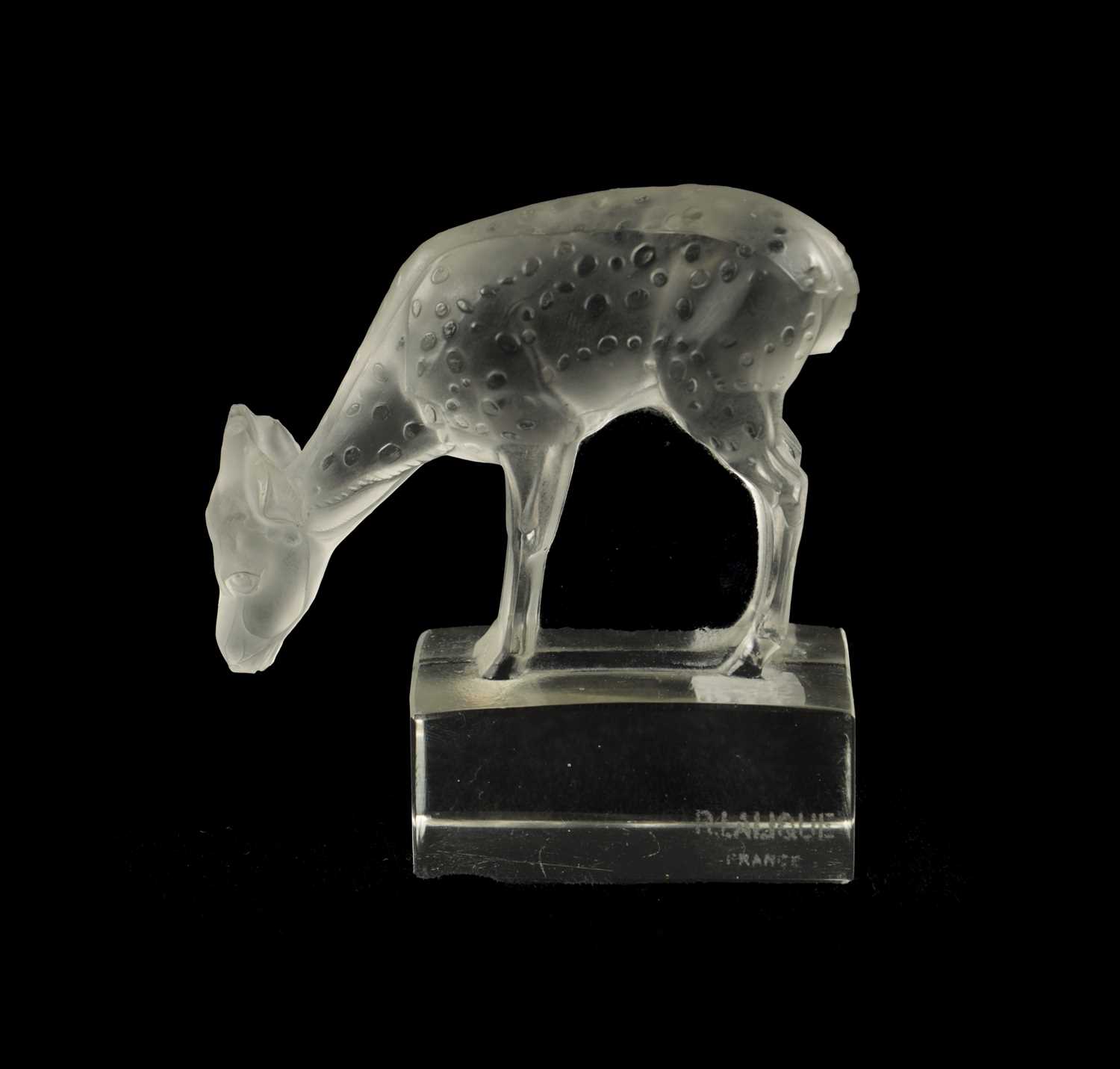 A LALIQUE CLEAR GLASS PAPERWEIGHT OF A DEER