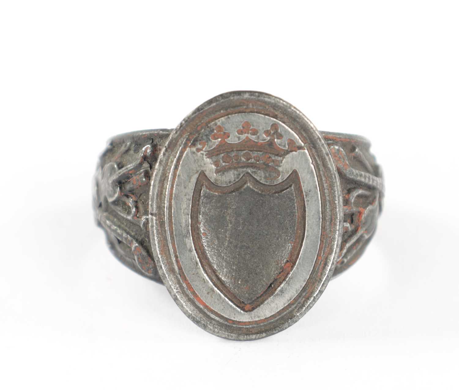 A 19TH CENTURY SILVERED STEEL GENTS SIGNET RING