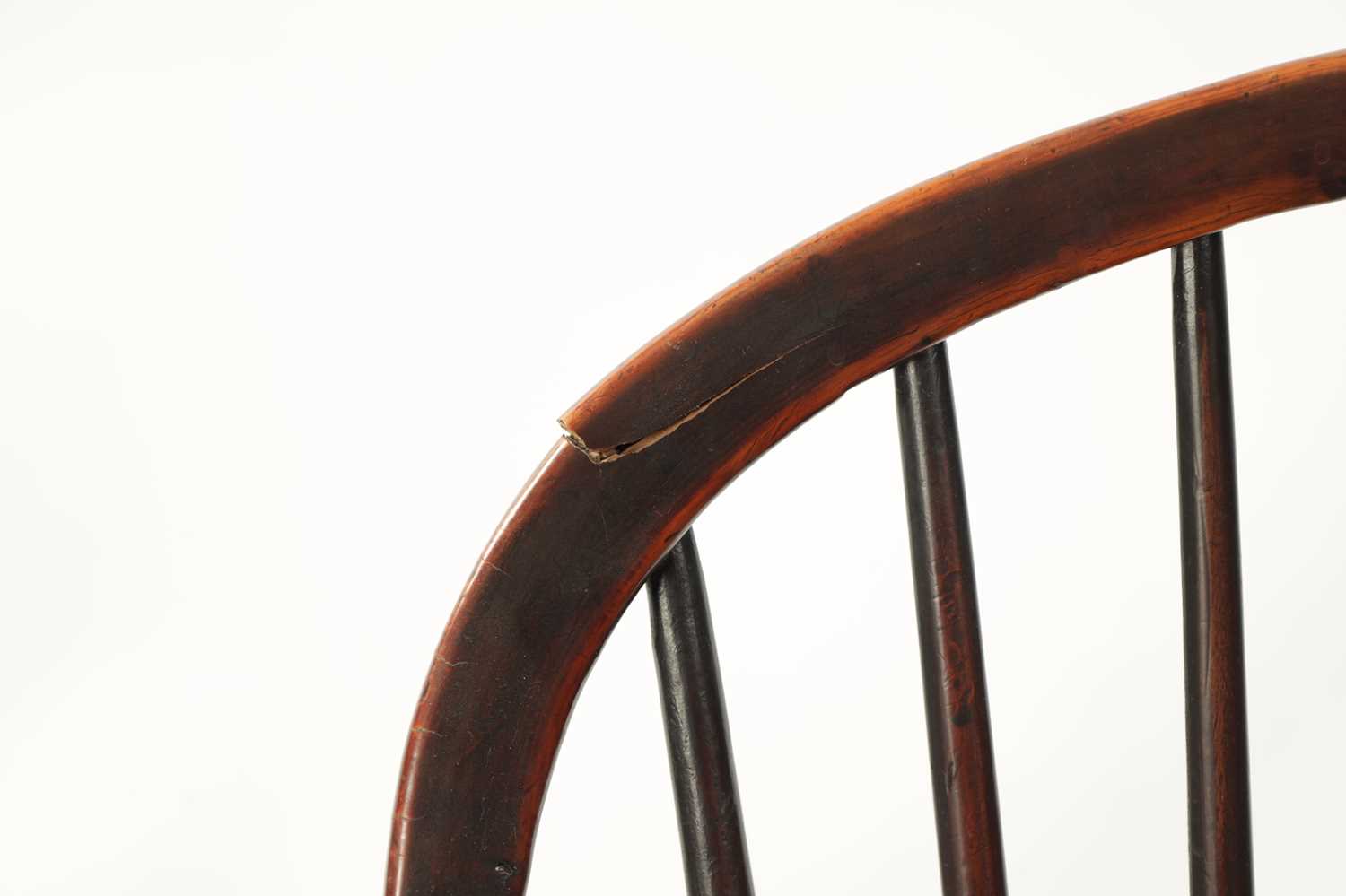 AN EARLY 19TH CENTURY YEW WOOD LOW BACK WINDSOR CHAIR - Image 2 of 6