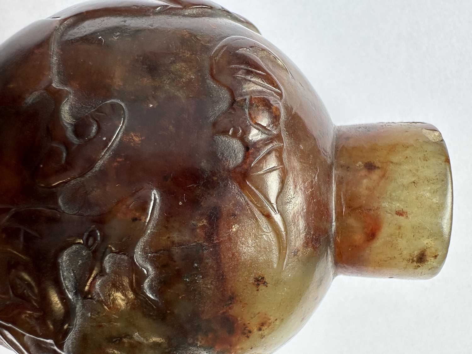 A CHINESE CARVED RUSSET JADE SNUFF BOTTLE - Image 16 of 18