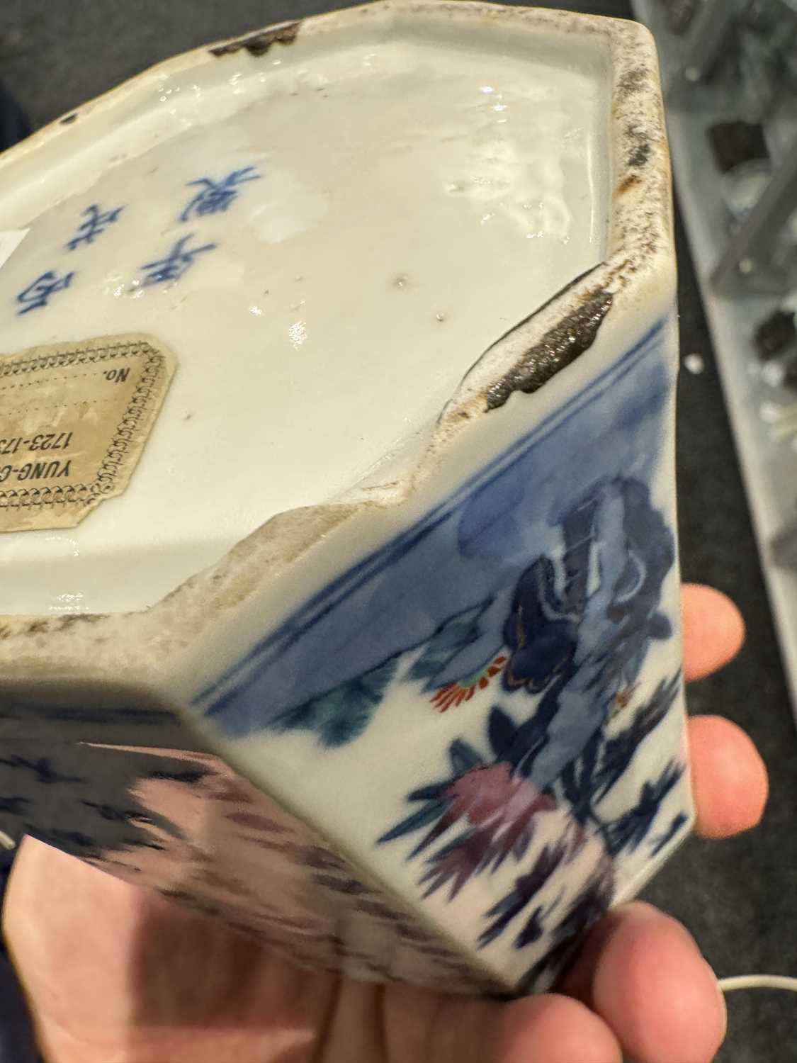 A CHINESE QING DYNASTY BLUE AND WHITE OCTAGONAL SHAPED BRUSH POT - Image 8 of 14