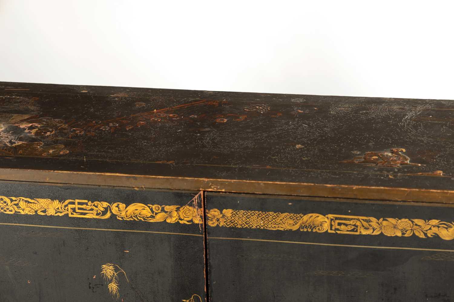 AN ENGLISH REGENCY CHINOISERIE DECORATED LACQUERWORK CABINET ON STAND - Image 9 of 9