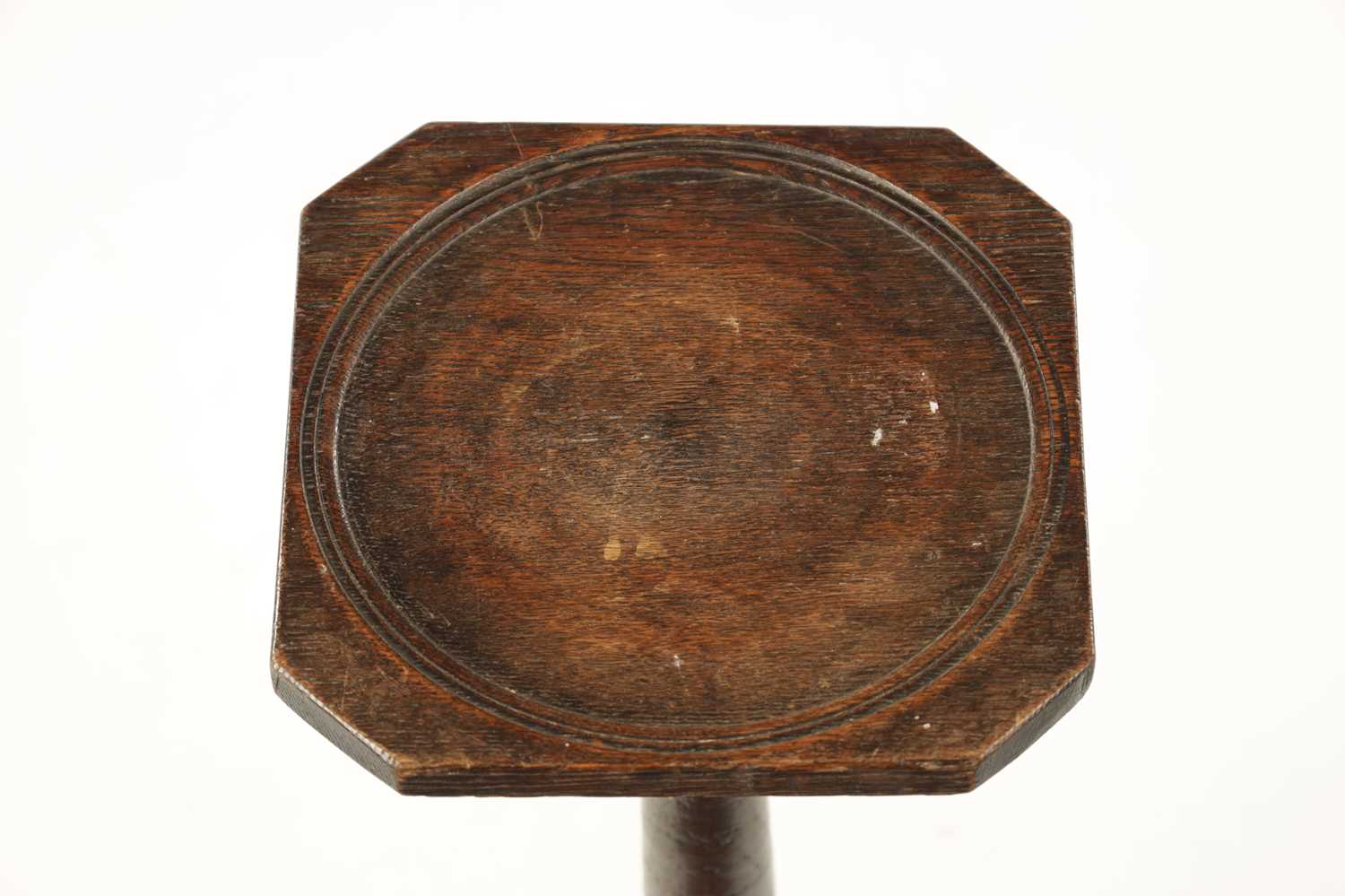 AN EARLY 18TH CENTURY OAK CANDLE STAND WITH DISHED TOP - Image 2 of 11