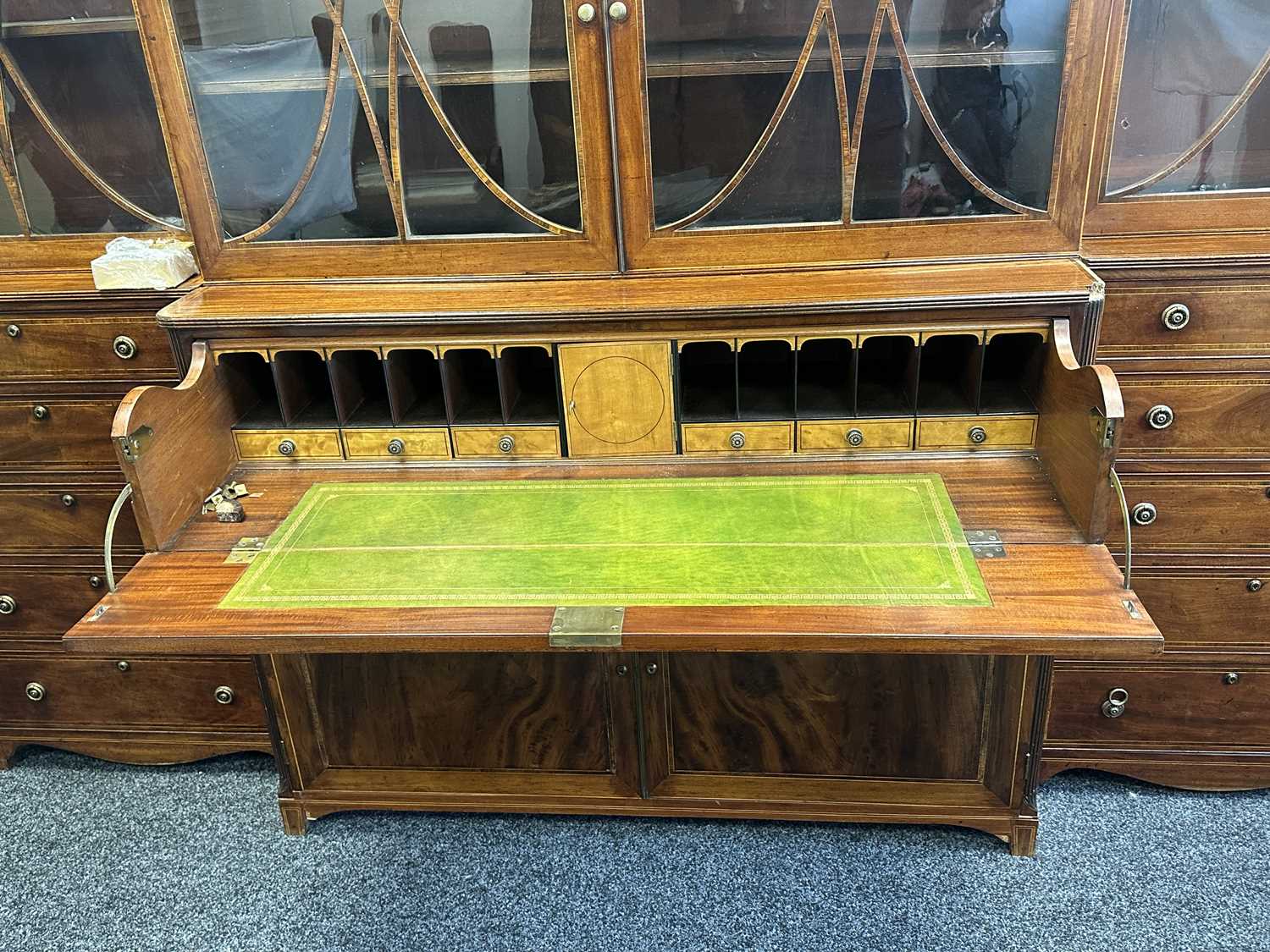 A FINE GEORGE III SHERATON DESIGN INLAID MAHOGANY BREAKFRONT BOOKCASE - Image 3 of 6