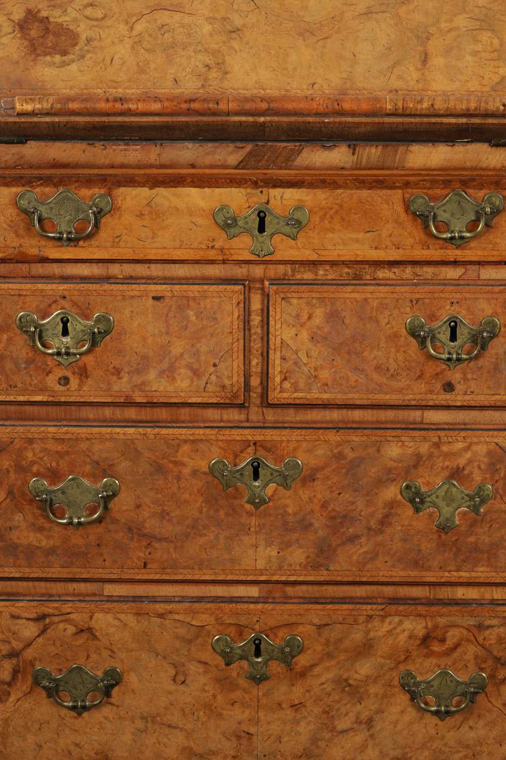 AN EARLY 18TH CENTURY BURR WALNUT BUREAU OF SMALL SIZE - Image 3 of 10