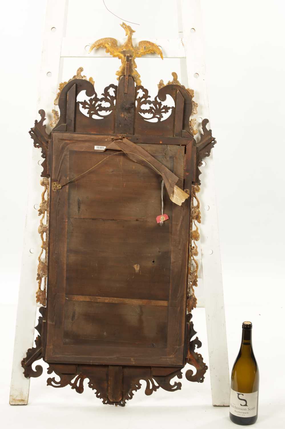 A GOOD GEORGE III MAHOGANY AND PARCEL GILT HANGING MIRROR - Image 7 of 12