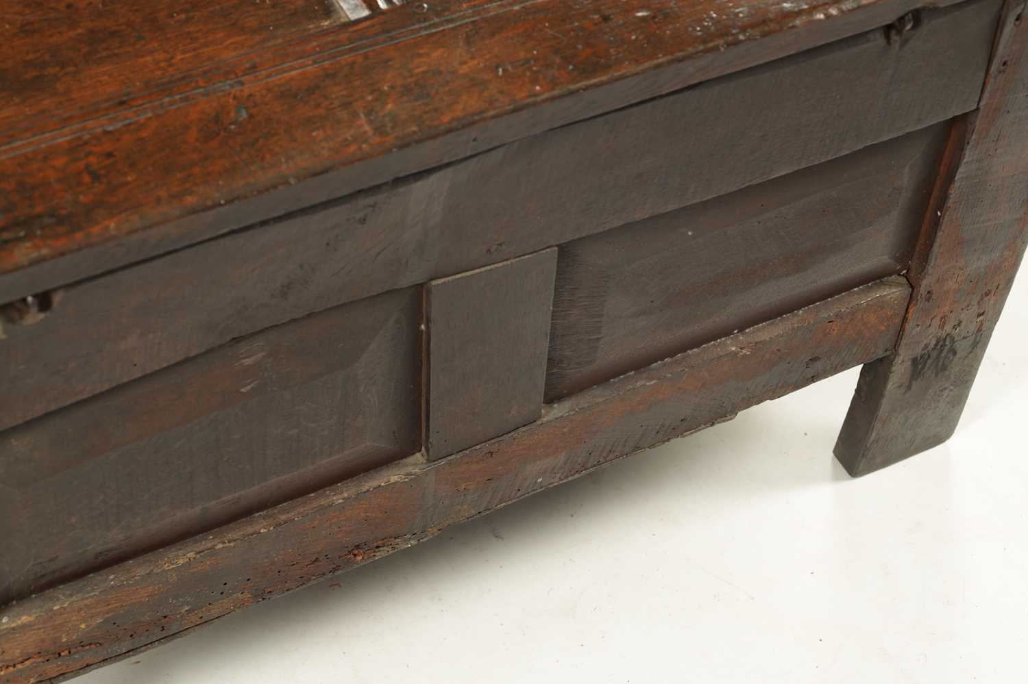 A SMALL 17TH CENTURY OAK TWO PANEL COFFER - Image 10 of 10