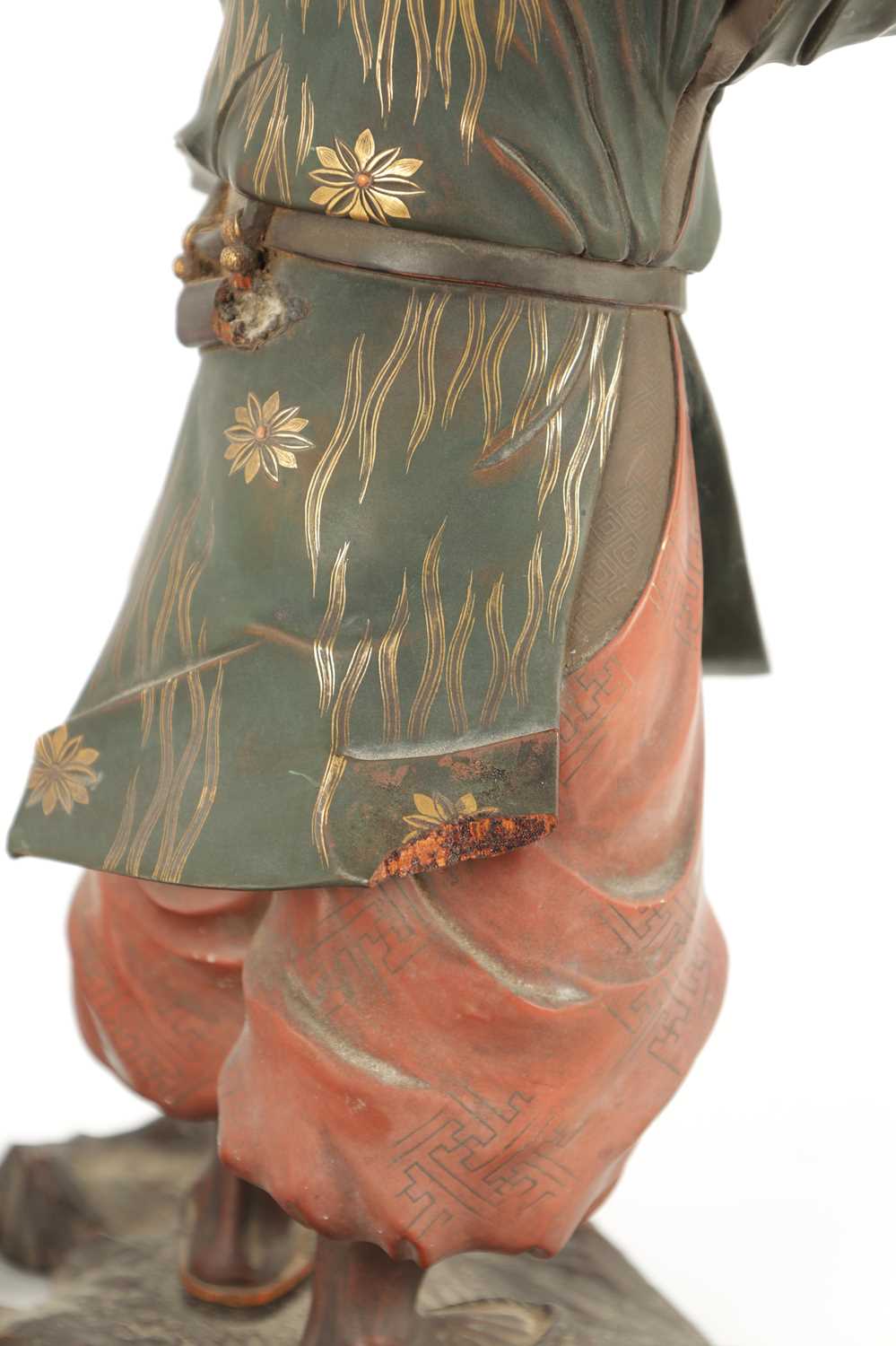 A LARGE MEIJI PERIOD JAPANESE CARVED LACQUERED SCULPTURE - Image 9 of 10