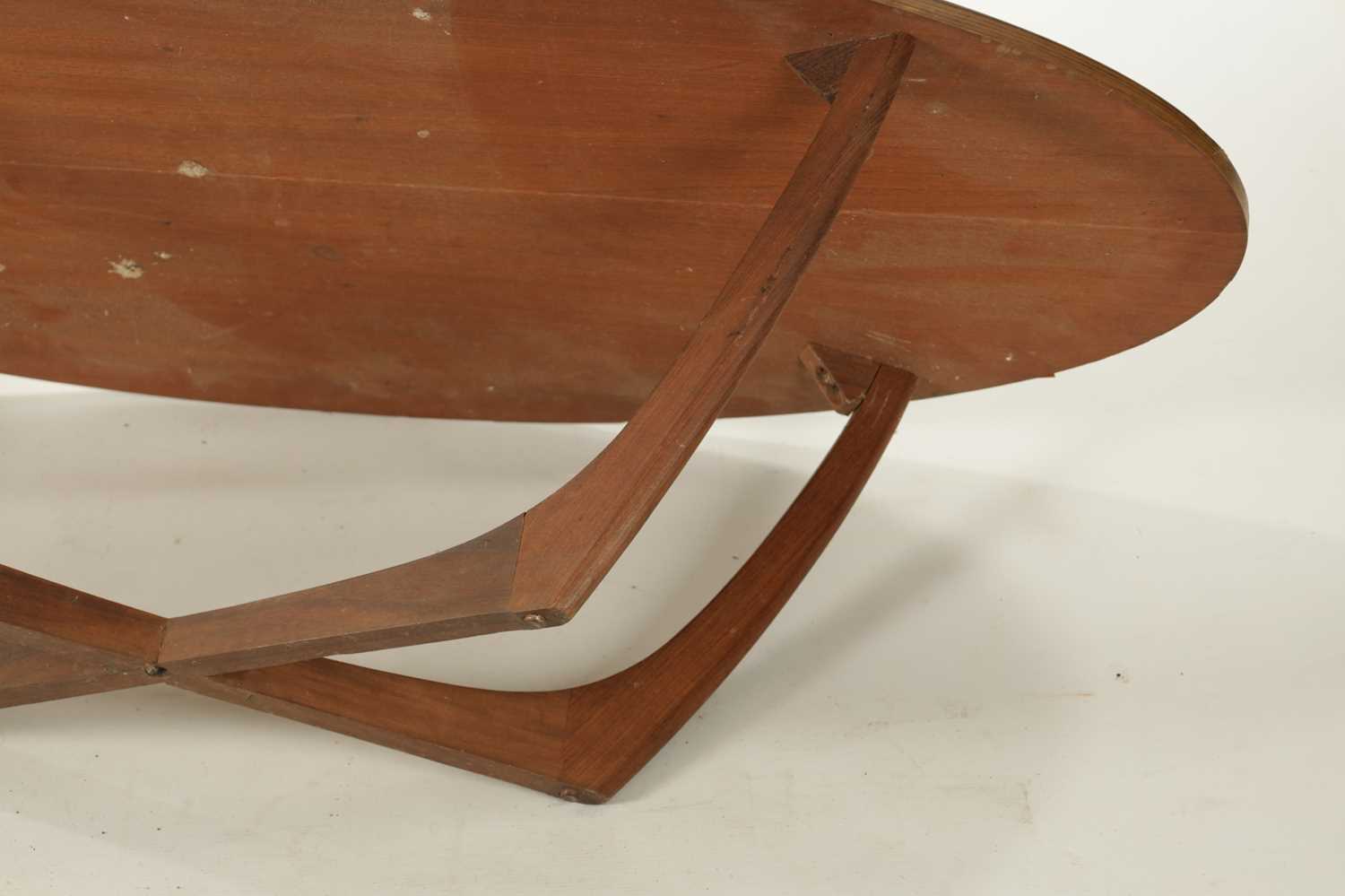 A 1950'S OVAL COFFEE TABLE - Image 5 of 5