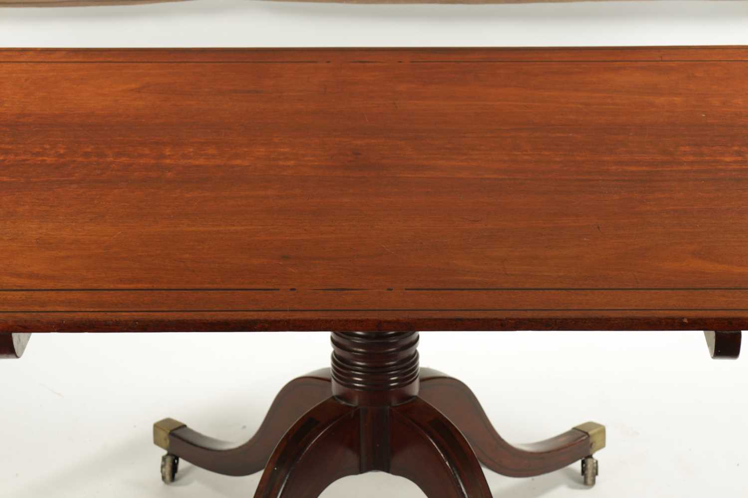 A GOOD REGENCY MAHOGANY AND EBONY INLAID PEDESTAL DINING TABLE OF LARGE SIZE - Image 5 of 9