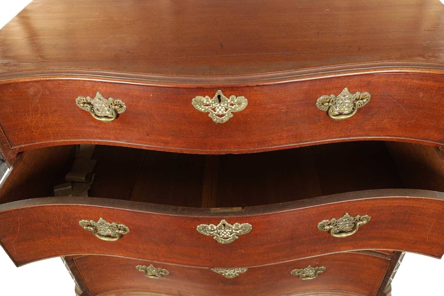 A LARGE GEORGE III CHIPPENDALE PERIOD MAHOGANY COUNTRY HOUSE SERPENTINE CHEST OF DRAWERS - Image 7 of 11