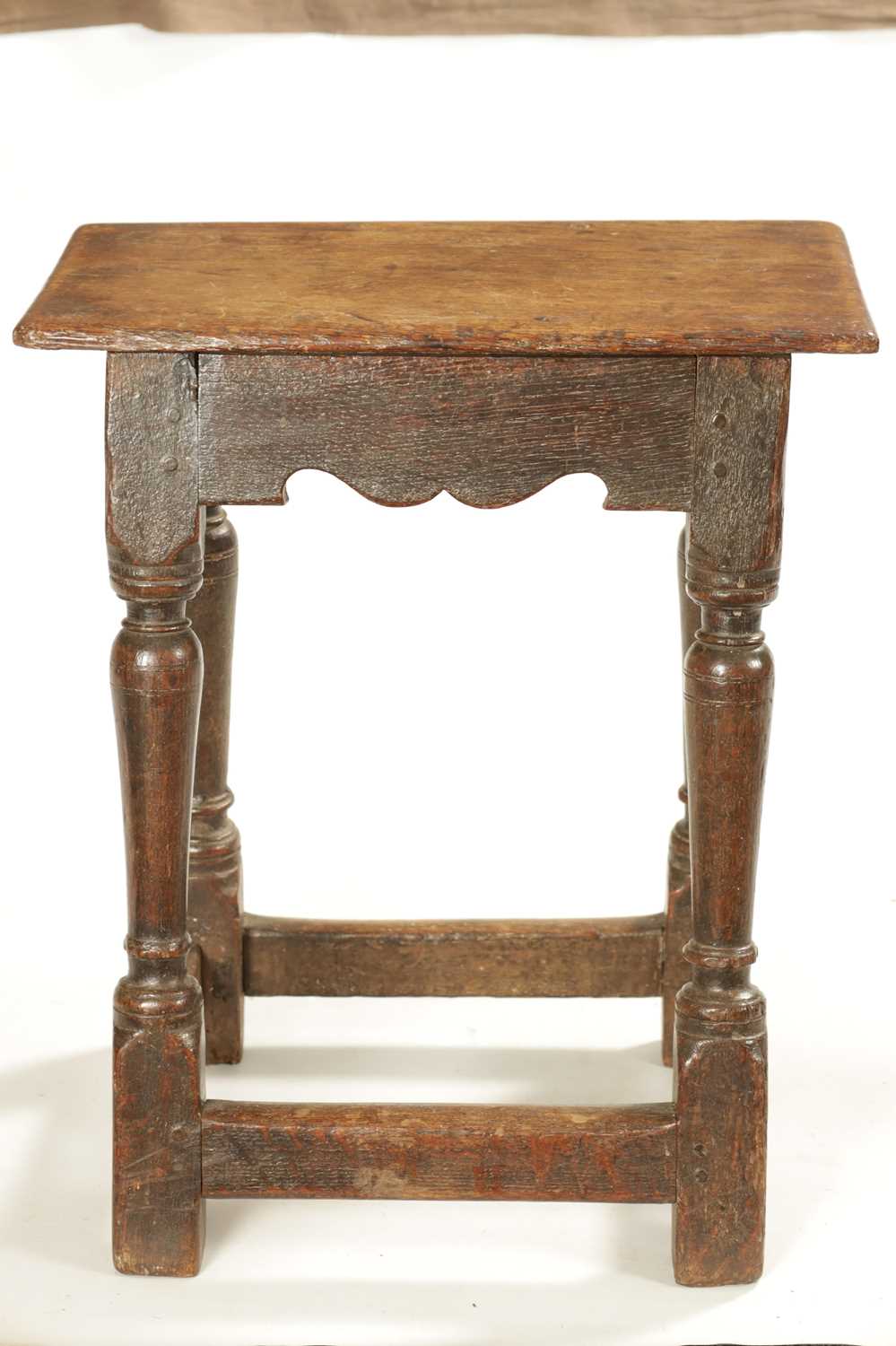 A 17TH CENTURY OAK JOINT STOOL - Bild 6 aus 9