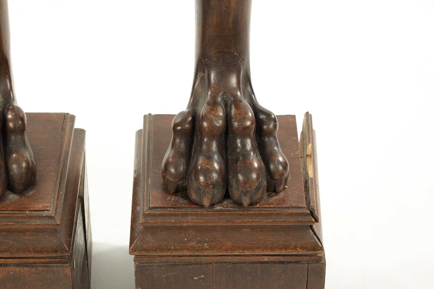 A PAIR OF STYLISH REGENCY MAHOGANY COLUMNS IN THE STYLE OF THOMAS HOPE - Image 4 of 8