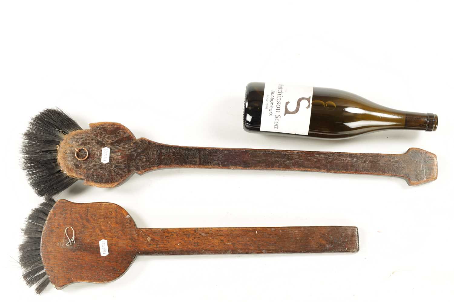 TWO UNUSUAL EARLY 20TH CENTURY CARVED WOOD LONG-HANDLED COMICAL BRUSHES - Image 5 of 5