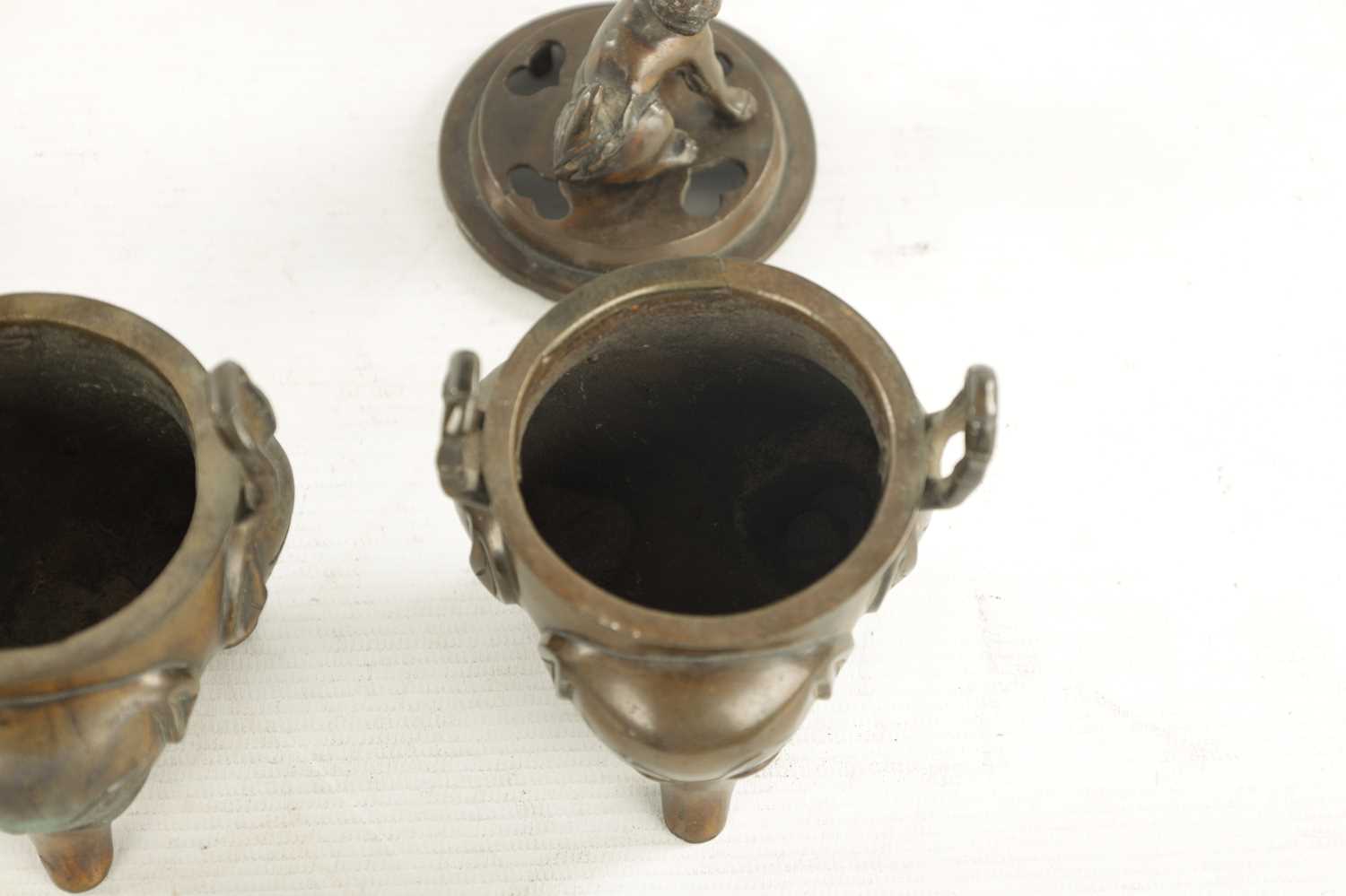 A PAIR OF CHINESE LIDDED INCENSE BURNERS - Image 8 of 9