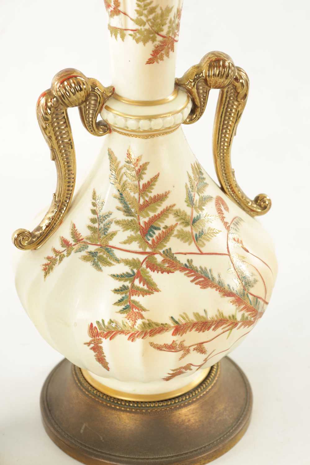 AN EARLY 20TH CENTURY BLUSH ROYAL WORCESTER TABLE LAMP - Image 4 of 6