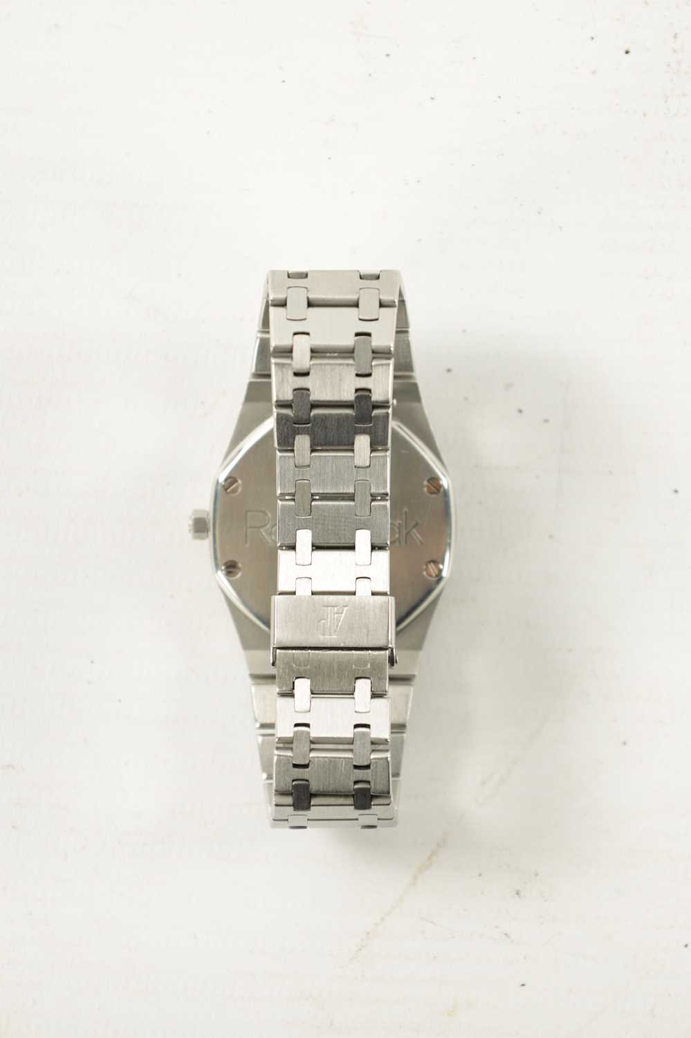 A GENTLEMAN’S 1980’S AUDEMARS PIGUET ROYAL OAK WRISTWATCH - Bild 4 aus 14