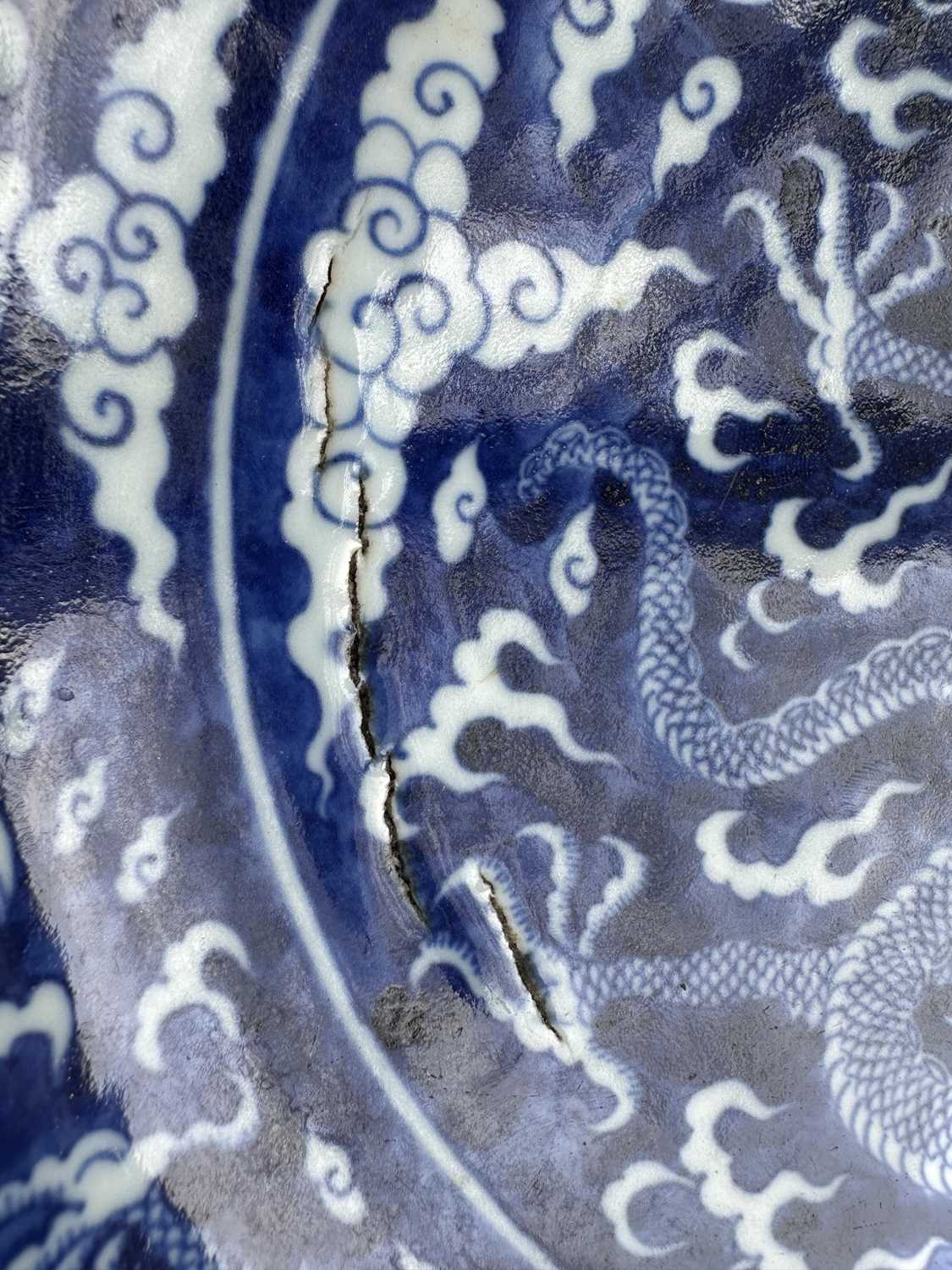 A CHINESE BLUE AND WHITE PORCELAIN DRAGON BOWL - Image 9 of 10