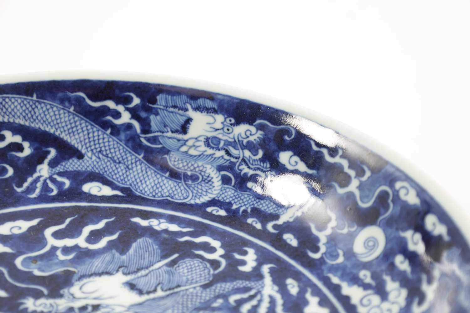 A CHINESE BLUE AND WHITE PORCELAIN DRAGON BOWL - Image 4 of 10