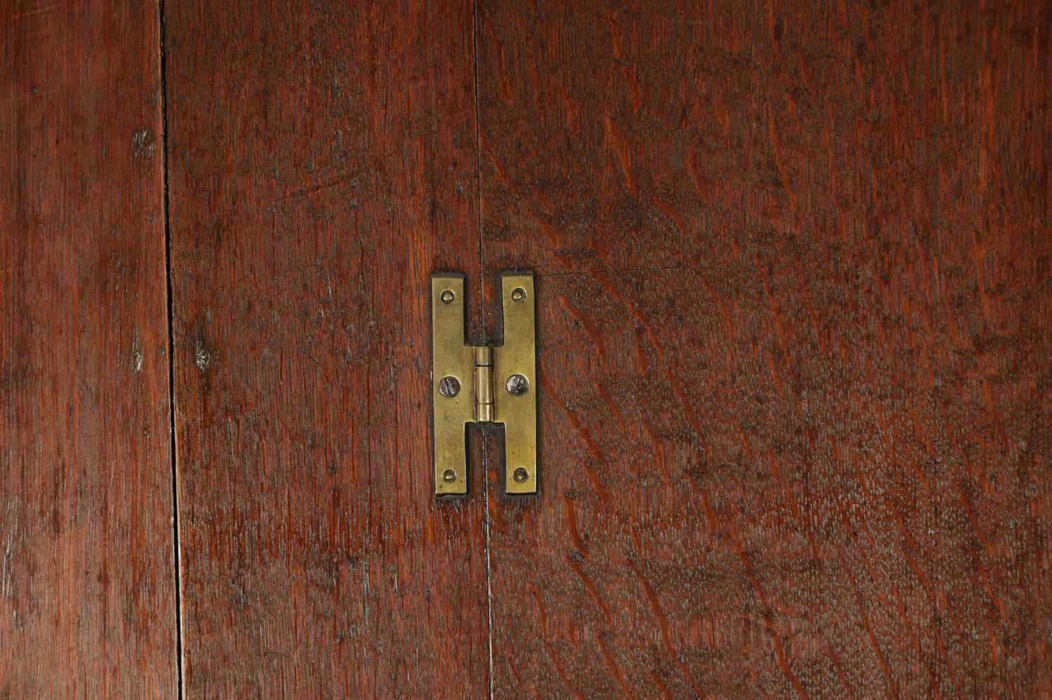 AN EARLY 18TH CENTURY OAK STANDING CORNER CUPBOARD - Image 2 of 4