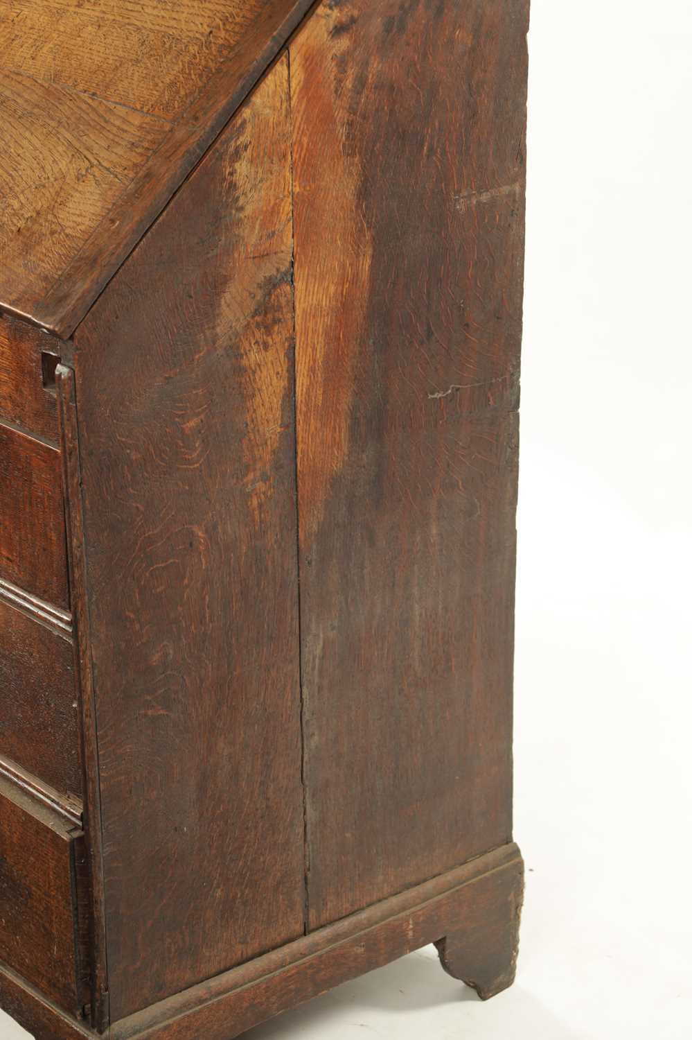 AN EARLY 18TH CENTURY FIGURED OAK COUNTRY MADE BUREAU - Image 11 of 11