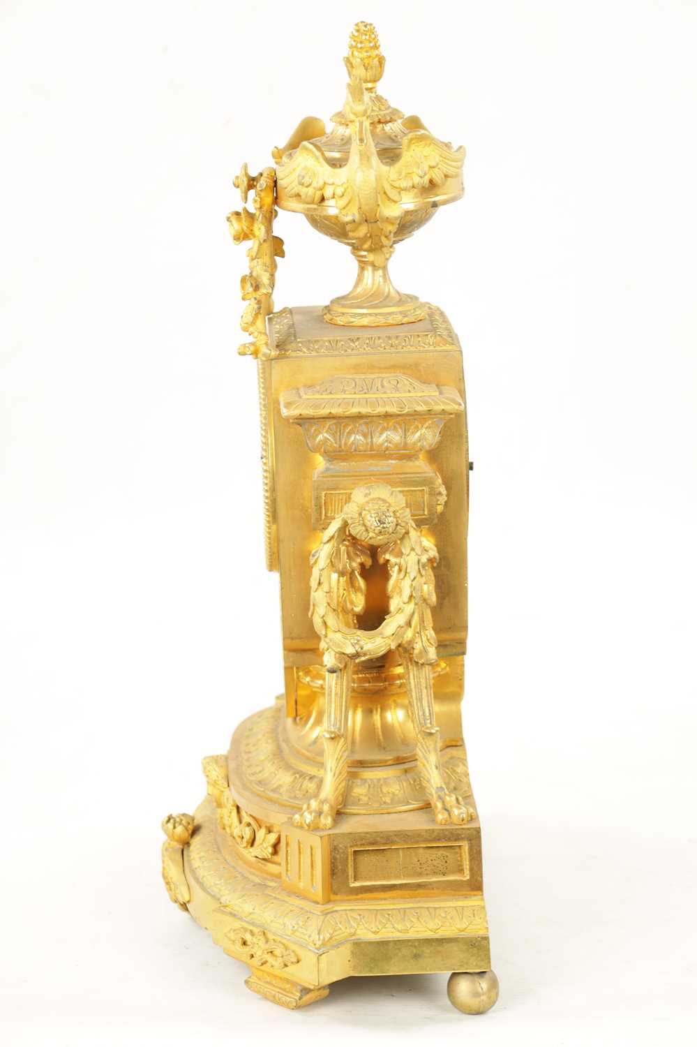 A 19TH CENTURY FRENCH ORMOLU MANTEL CLOCK - Image 7 of 9
