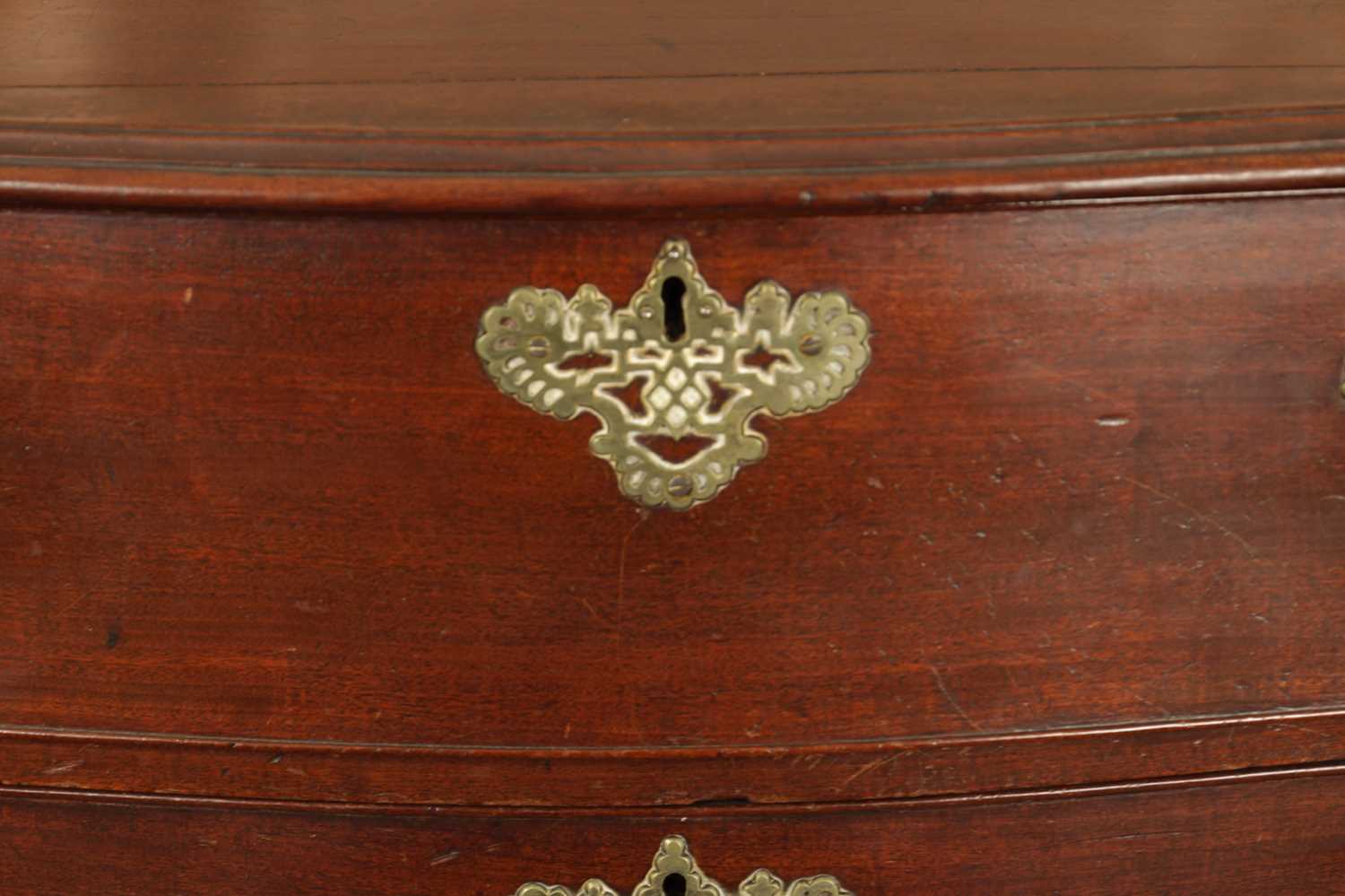 A LARGE GEORGE III CHIPPENDALE PERIOD MAHOGANY COUNTRY HOUSE SERPENTINE CHEST OF DRAWERS - Image 2 of 11