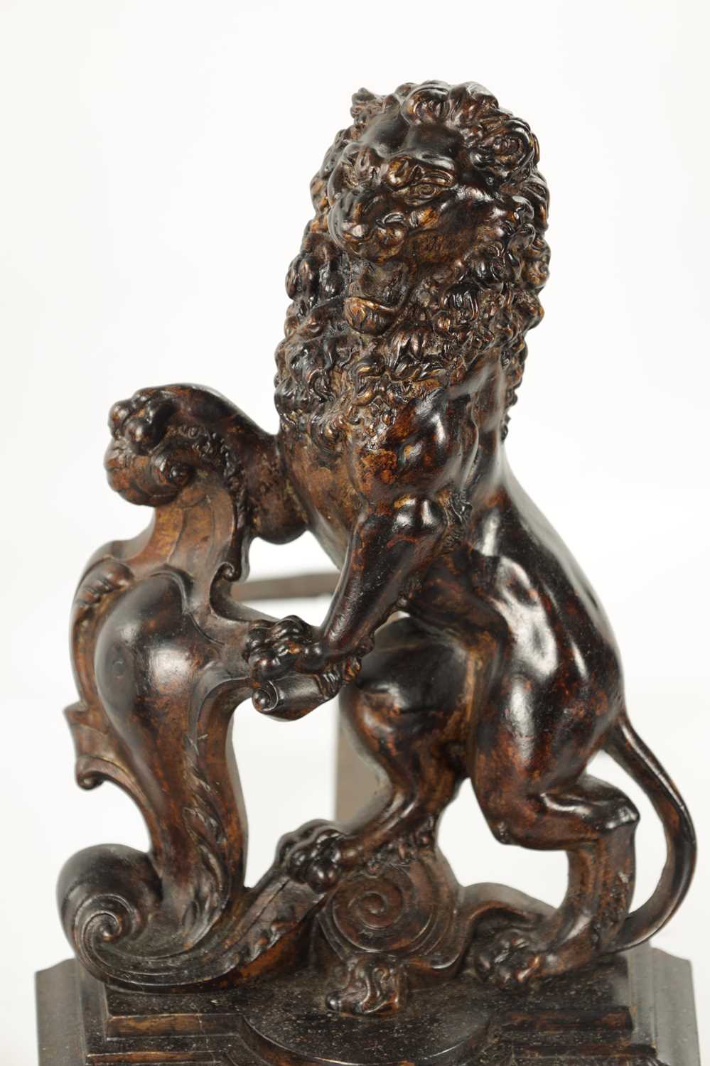 A PAIR OF 19TH CENTURY BRONZE SCULPTURED CHENETS - Image 3 of 6