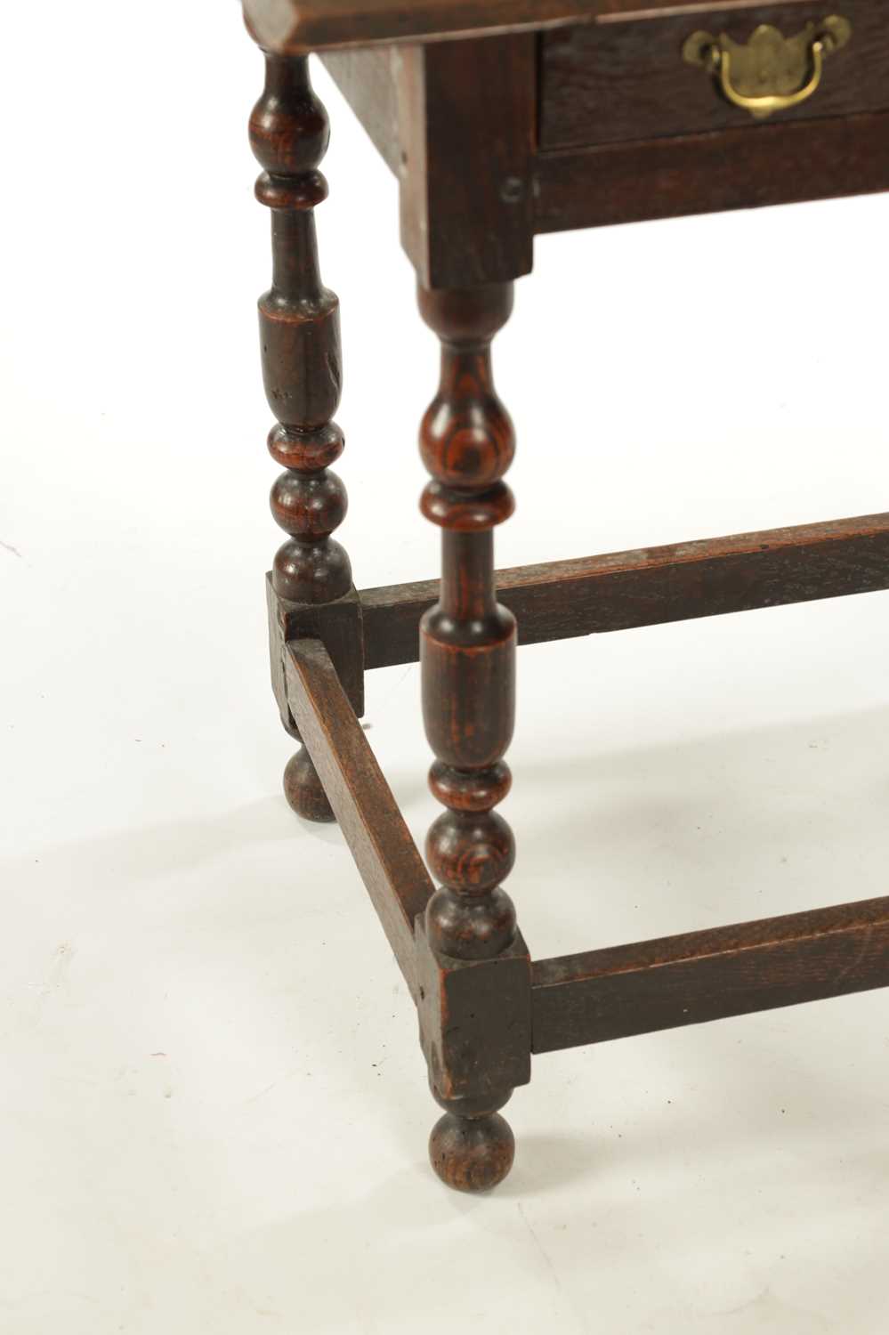 A SMALL 17TH CENTURY OAK SIDE TABLE - Image 3 of 4