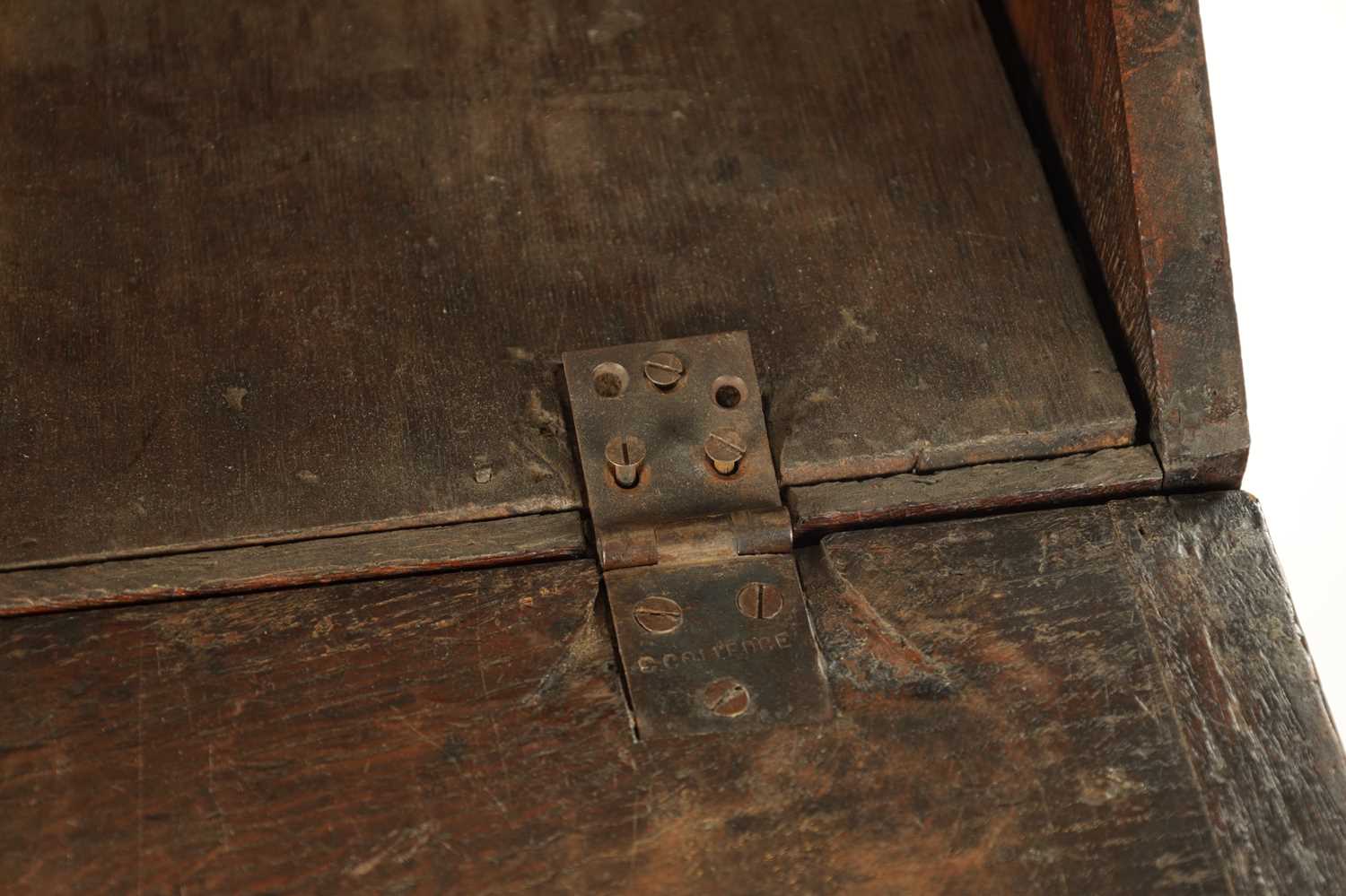 AN EARLY 18TH CENTURY FIGURED OAK COUNTRY MADE BUREAU - Image 6 of 11