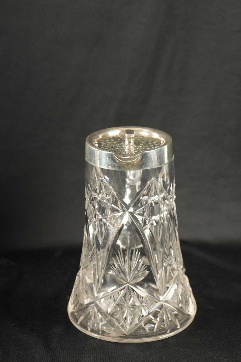 AN EARLY 20TH CENTURY CUT GLASS AND SILVER MOUNTED LEMONADE JUG - Image 8 of 10