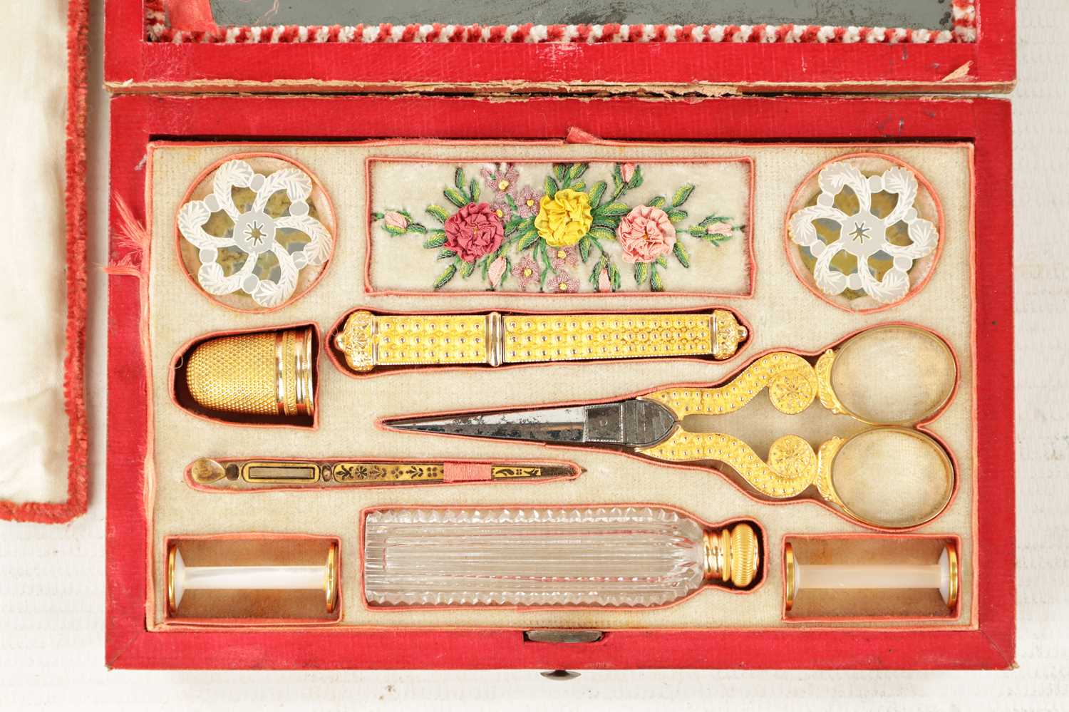 A 14CT GOLD 19TH CENTURY FRENCH PALAIS ROYAL MINIATURE SEWING KIT - Image 2 of 4