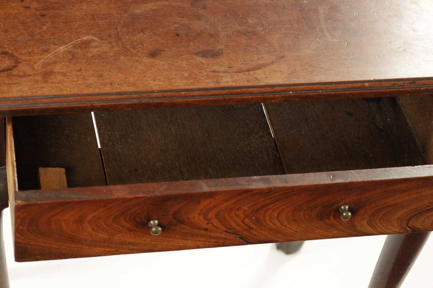 A GEORGE II FIGURED MAHOGANY SIDE TABLE - Image 4 of 8