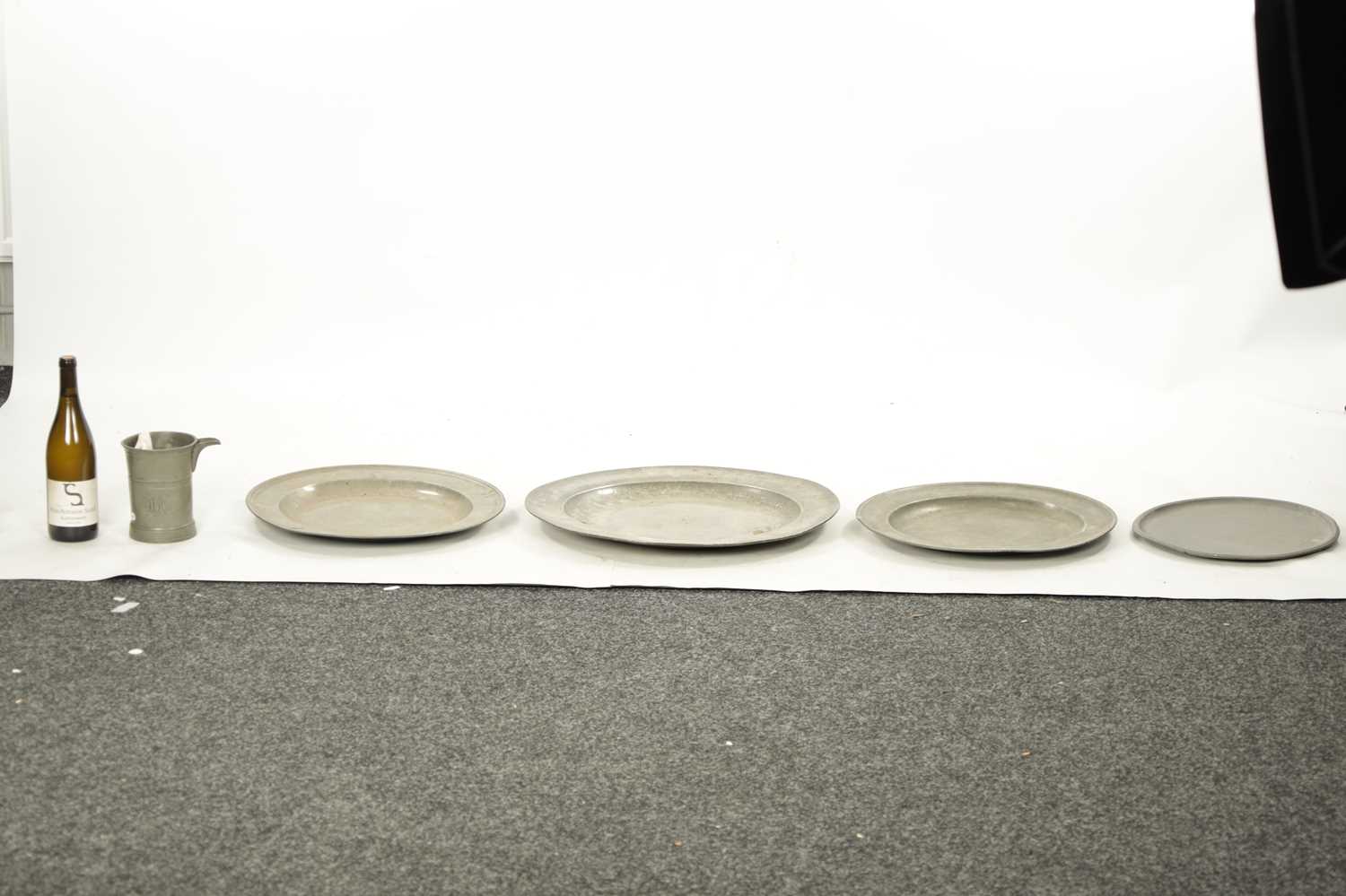 A SET OF FOUR 18TH CENTURY PEWTER PLATES AND A LIPPED TANKARD - Image 2 of 18