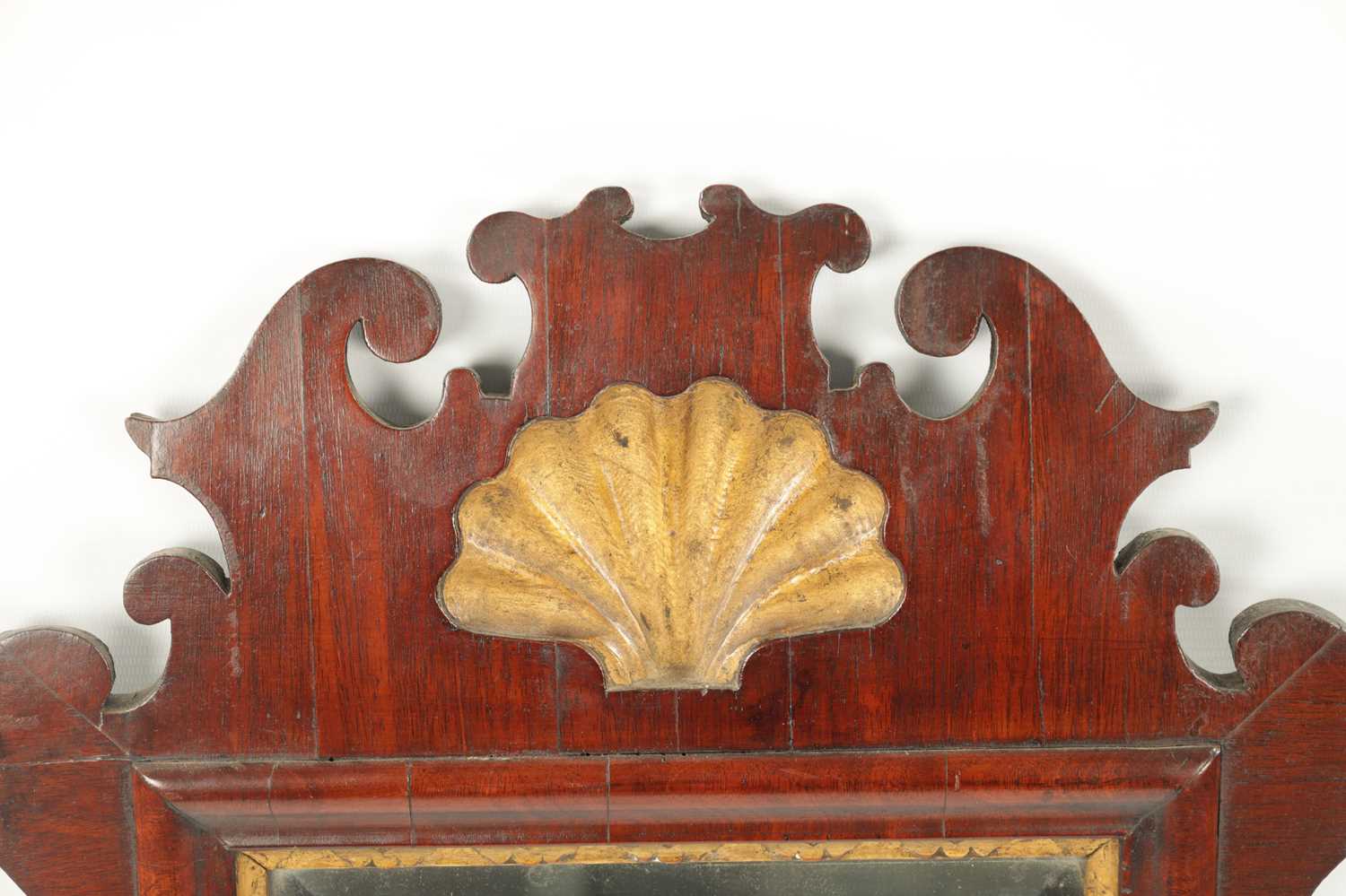 A SMALL 18TH CENTURY WALNUT HANGING MIRROR - Image 2 of 6