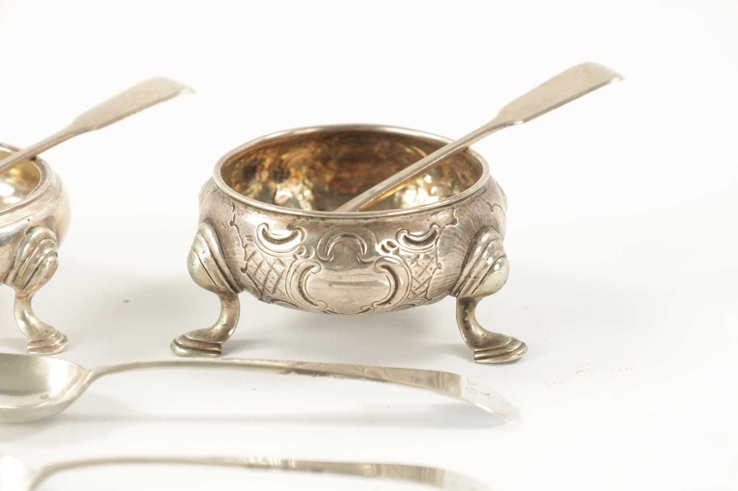 A PAIR AND THREE ODD 18TH CENTURY SILVER CAULDRON SHAPED OPEN SALTS - Image 3 of 8