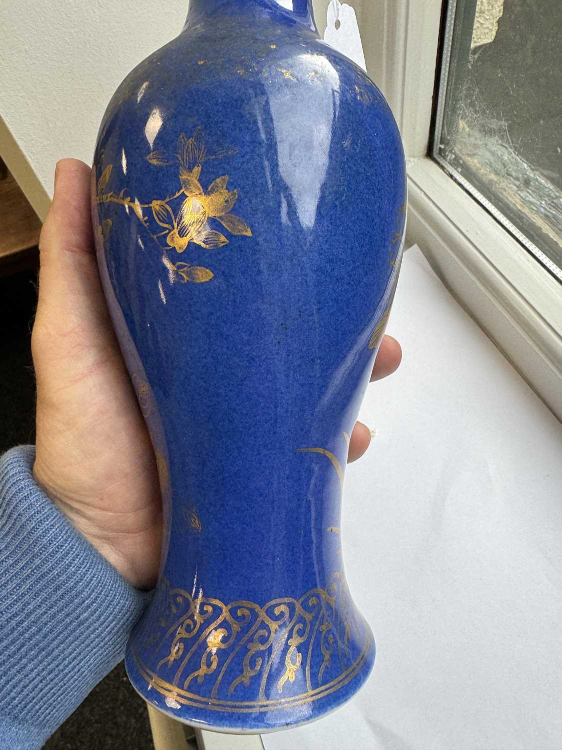 AN 18TH CENTURY CHINESE POWDER BLUE VASE - Image 10 of 11