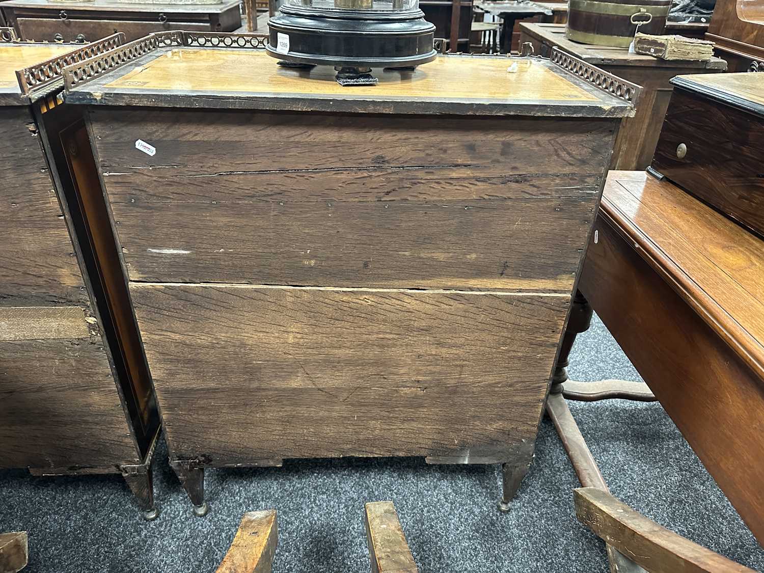 A FINE PAIR OF 18TH CENTURY CONTINENTAL SATINWOOD AND MAHOGANY LACQUERWORK AND INLAID SIDE CABINETS - Image 11 of 15