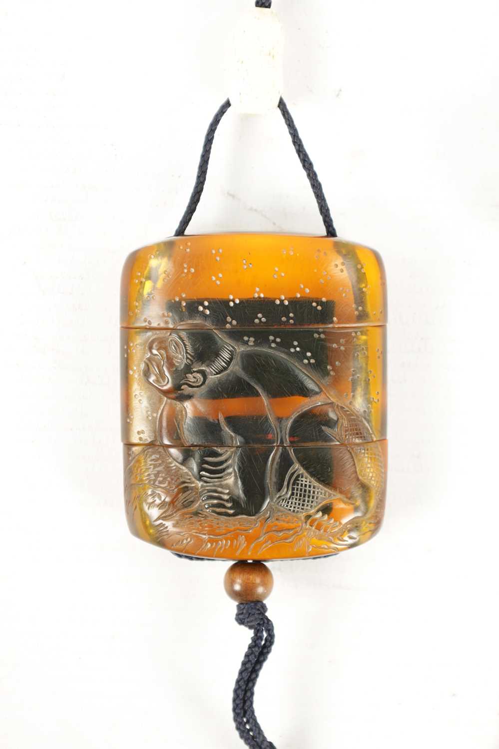 A 19TH CENTURY JAPANESE CARVED AMBER INRO - Image 3 of 5