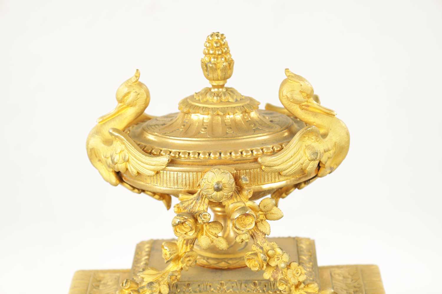 A 19TH CENTURY FRENCH ORMOLU MANTEL CLOCK - Image 3 of 9