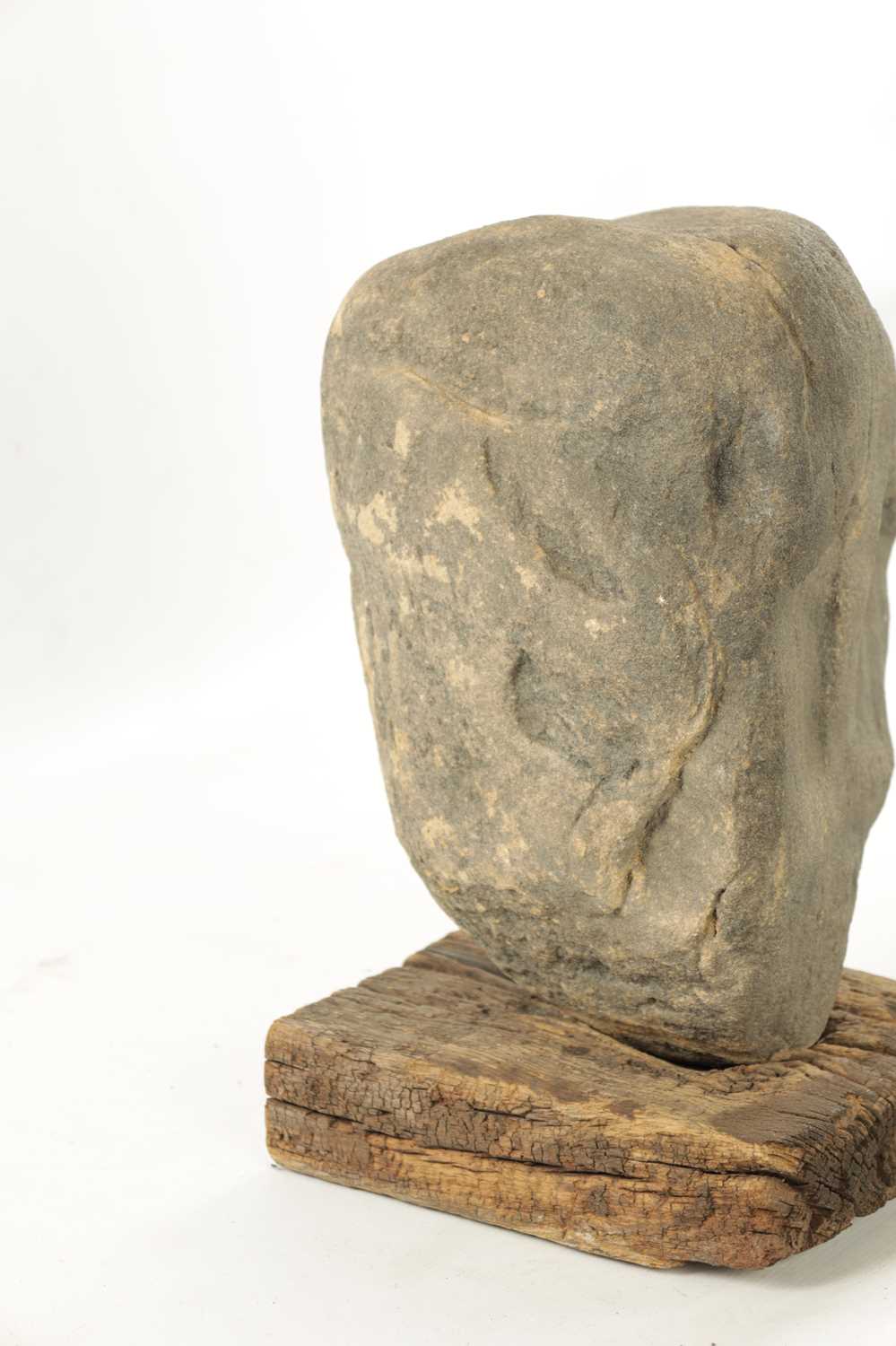 AN EARLY CARVED STONE HEAD / SCULPTURE - Image 5 of 15