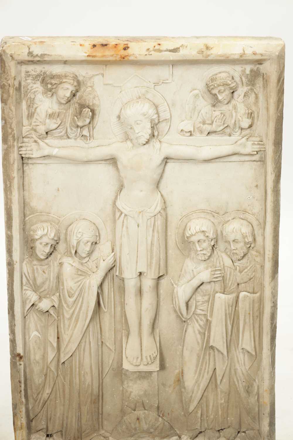 A FINE 19TH CENTURY CARVED CARREA MARBLE PLAQUE DEPICTING THE CRUCIFIXION - Image 3 of 4